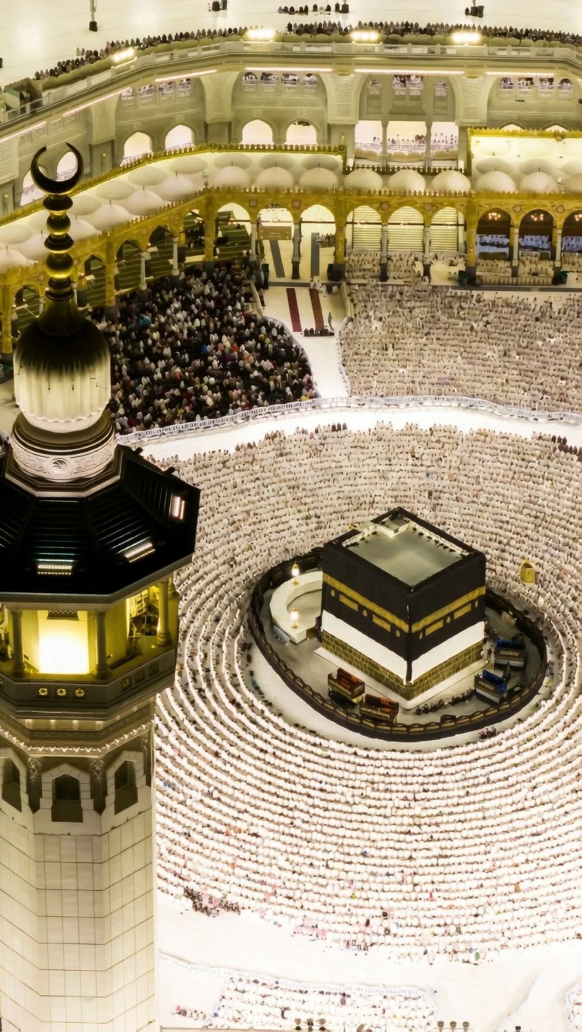 في مشهد مهيب... الكعبة المشرفة ترتدي كسوتها الجديدة مع إشراقة العام الهجري 1448هـ