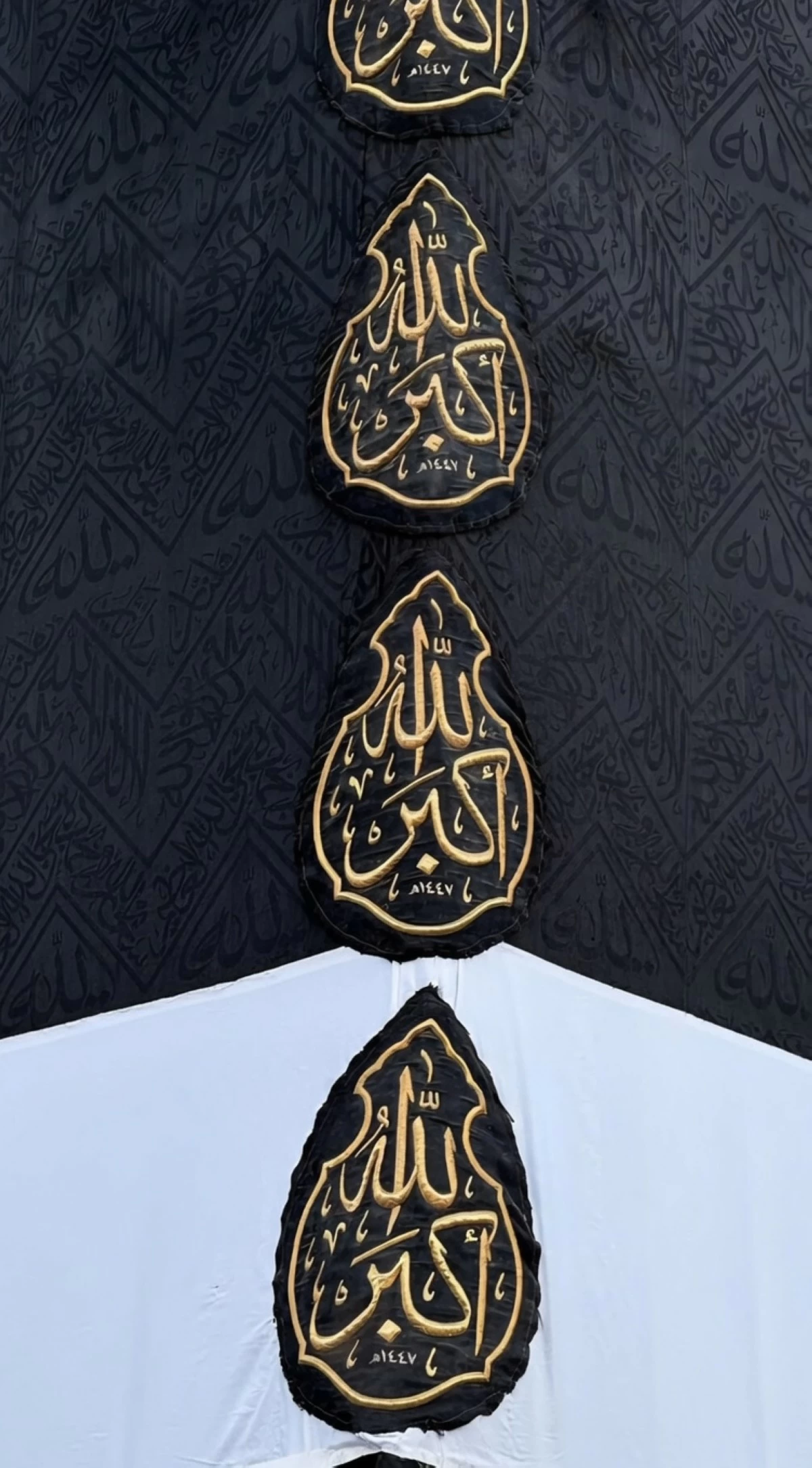 في مشهد مهيب... الكعبة المشرفة ترتدي كسوتها الجديدة مع إشراقة العام الهجري 1448هـ