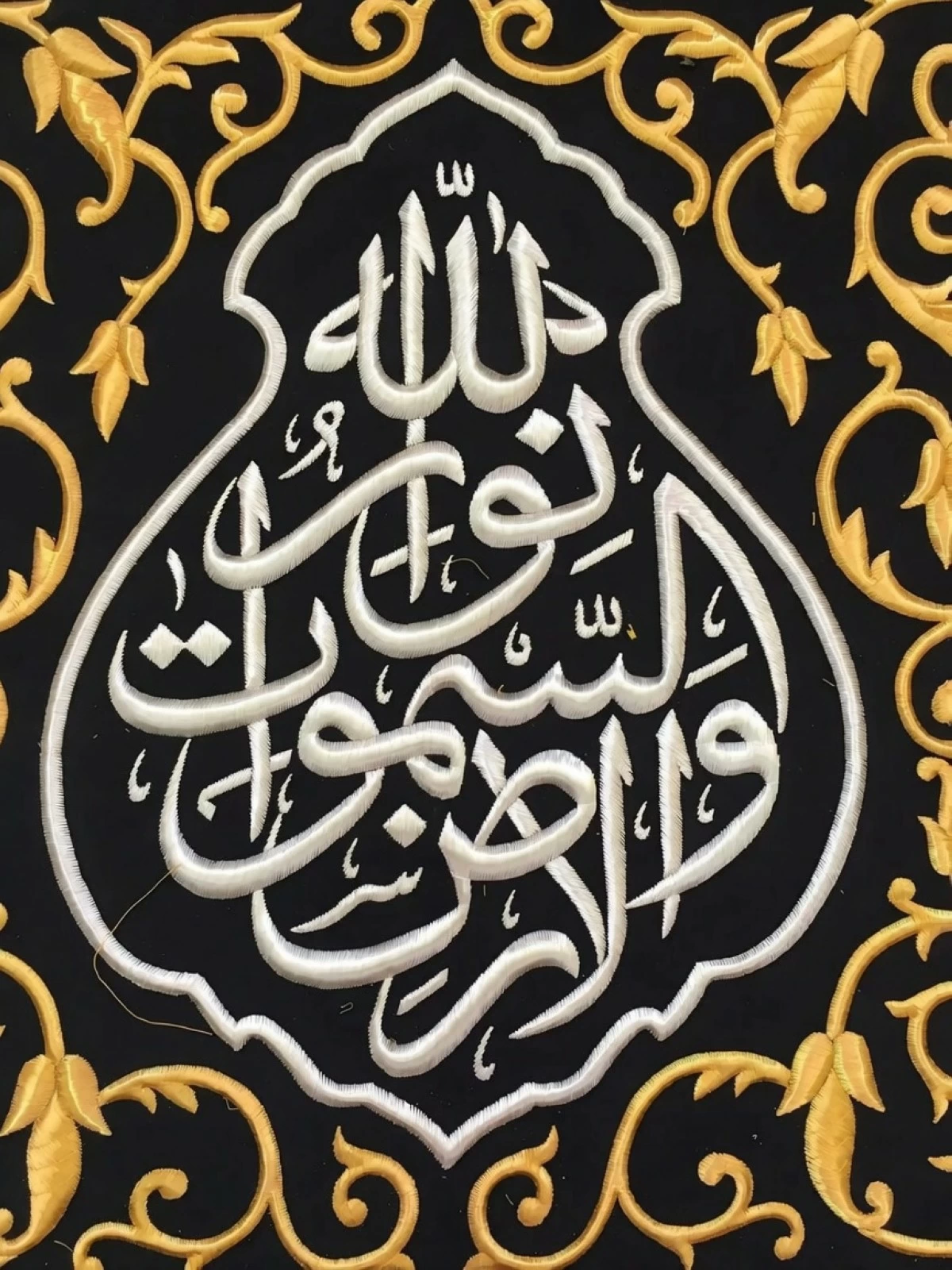 في مشهد مهيب... الكعبة المشرفة ترتدي كسوتها الجديدة مع إشراقة العام الهجري 1448هـ