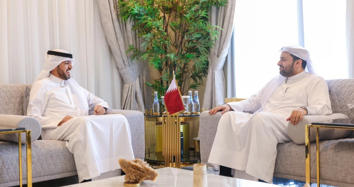 سفير الكويت لدى قطر يبحث مع وزير الدولة القطري تعزيز العلاقات الثنائية