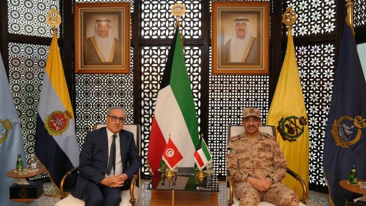 الكويت – رئيس الأركان يبحث مع السفير التونسي تعزيز التعاون العسكري