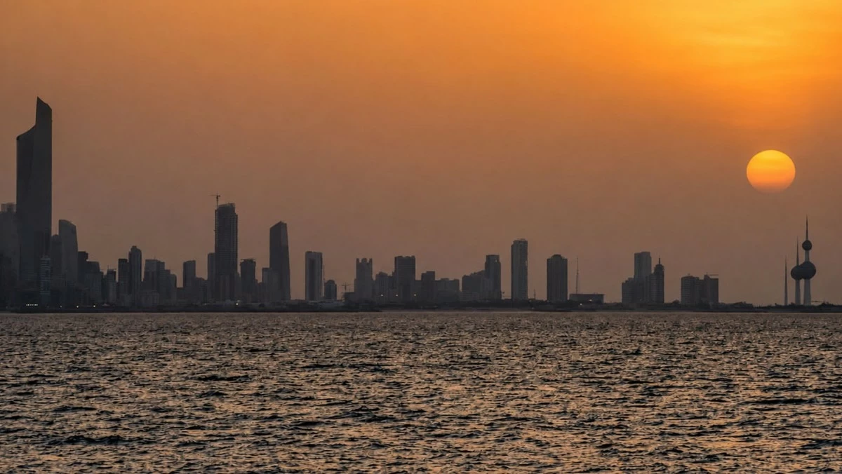 الغروب في الكويت... لوحة من الجمال والسكون تعانق الأفق