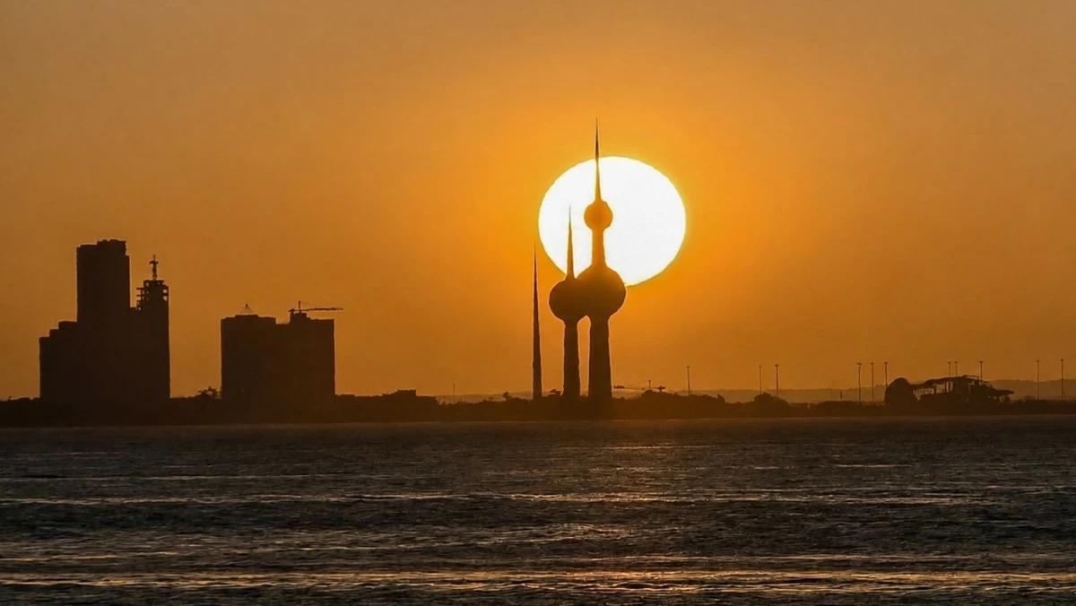 الغروب في الكويت... لوحة من الجمال والسكون تعانق الأفق