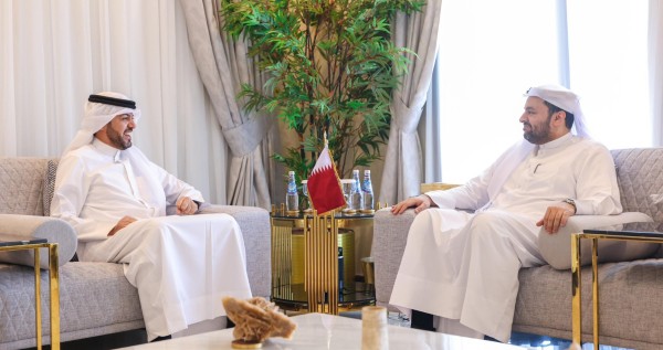 سفير الكويت لدى قطر يبحث مع وزير الدولة القطري تعزيز العلاقات الثنائية 