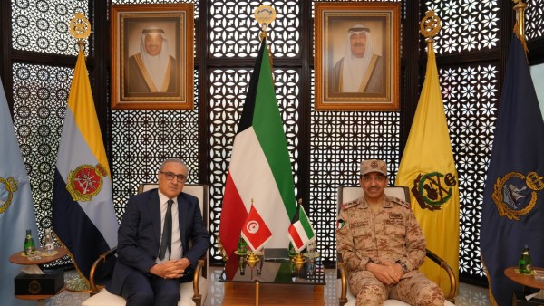 رئيس الأركان يبحث مع السفير التونسي تعزيز التعاون العسكري
