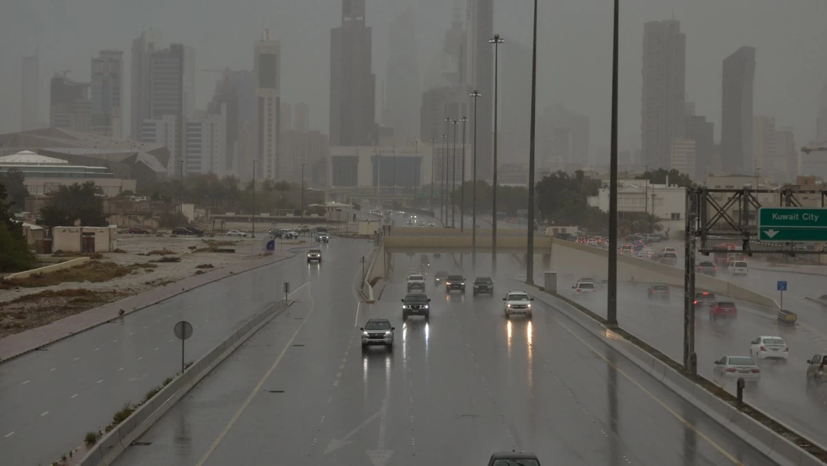 الكويت – «الأرصاد»: ينحسر الغبار تدريجياً وتتحسن الرؤية الأفقية ليلاً.. الكويت – «الأرصاد»: ينحسر الغبار تدريجياً وتتحسن الرؤية الأفقية ليلاً..