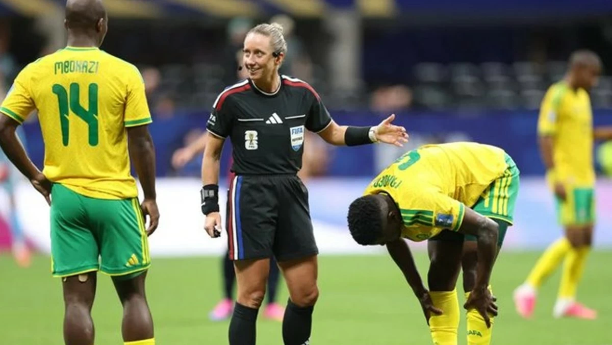 توري بينسو تدخل التاريخ كأول أميركية تدير مباراة في كأس العالم للرجال