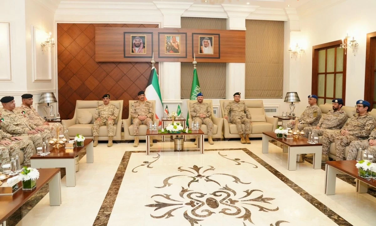 رئيس الأركان يبحث مع نظيره السعودي سبل تطوير التعاون العسكري والدفاعي