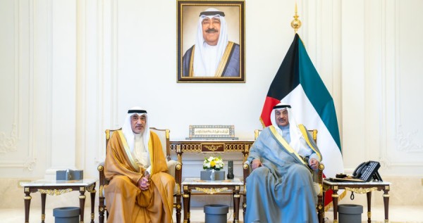 ولي العهد يستقبل رئيس الوزراء بالإنابة ووزيري الدفاع والخارجية