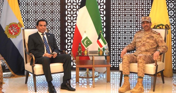 رئيس الأركان العامة للجيش يبحث مع سفير باكستان سبل تعزيز التعاون العسكري 
