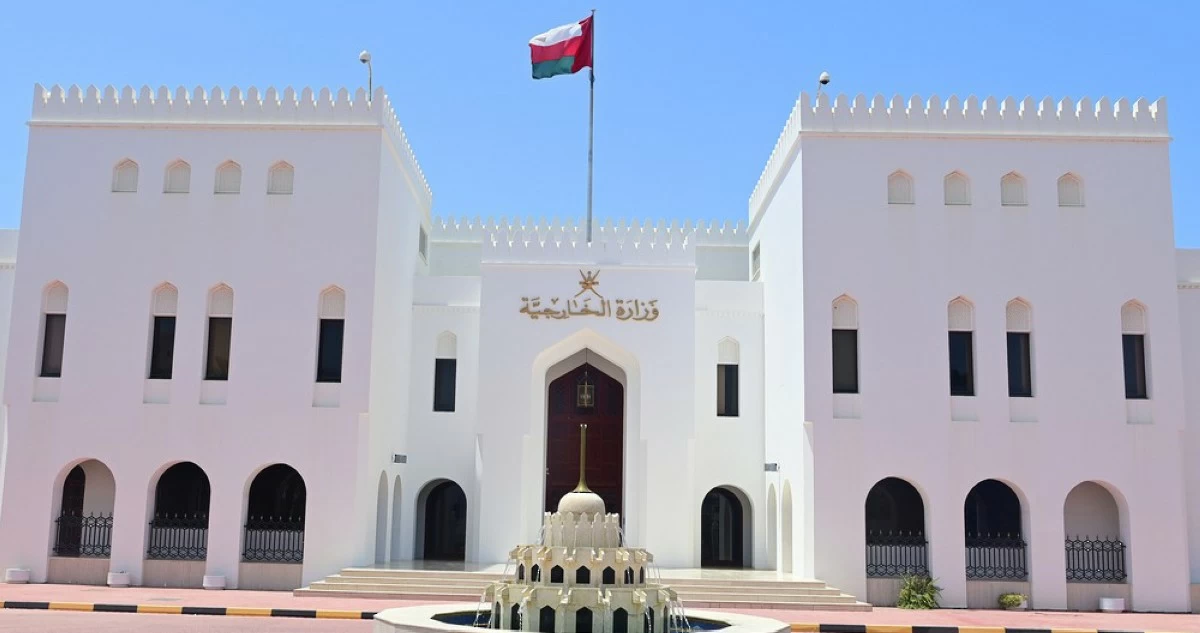 سلطنة عُمان وإيران تؤكدان التزامهما بضمان العبور الآمن عبر مضيق هرمز