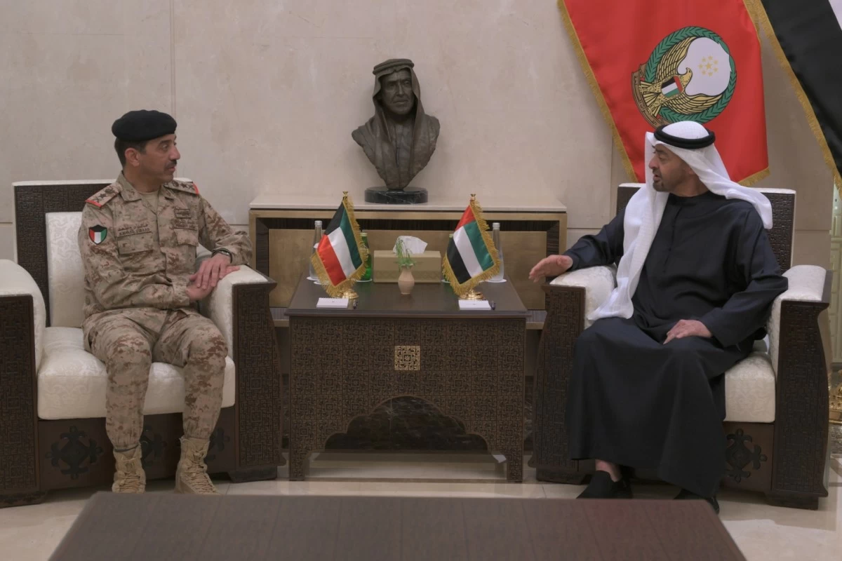 رئيس الإمارات يبحث مع رئيس الأركان الكويتي أوجه التعاون والتنسيق العسكري الثنائي