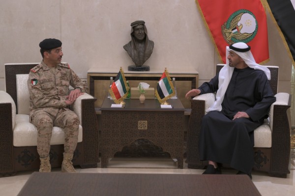 رئيس الإمارات يبحث مع رئيس الأركان الكويتي أوجه التعاون والتنسيق العسكري الثنائي 