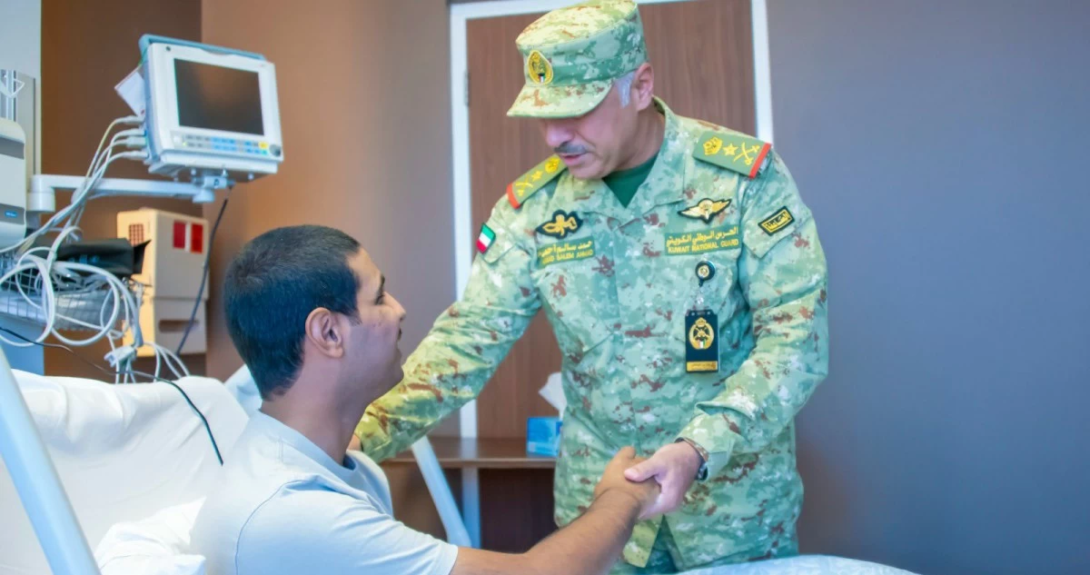 وكيل 'الحرس الوطني' يطمئن على صحة حارس وطني بعد تعرضه للإصابة