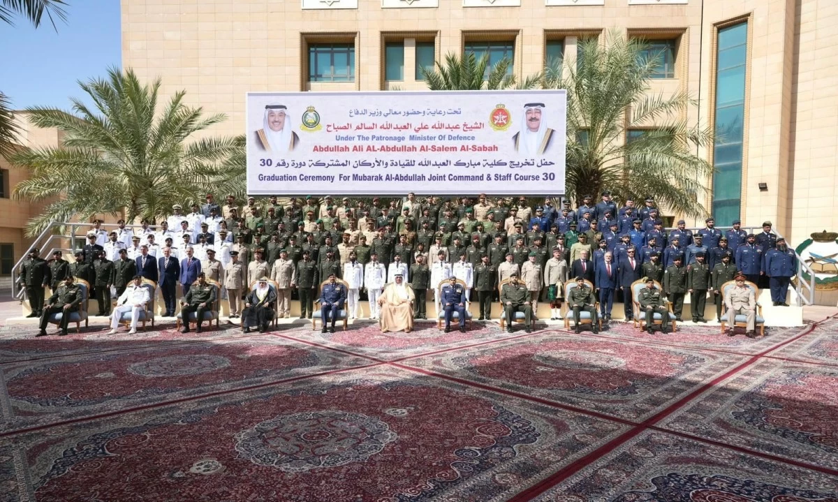 وزير الدفاع يرعى تخريج دورة 'القيادة والأركان': إعداد وتأهيل الضباط القادة وتمكينهم من تحمل المسؤوليات