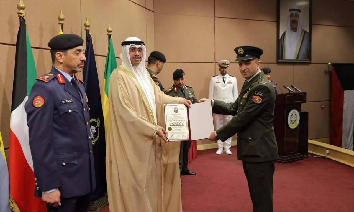 وزير الدفاع يرعى تخريج دورة 'القيادة والأركان': إعداد وتأهيل الضباط القادة وتمكينهم من تحمل المسؤوليات