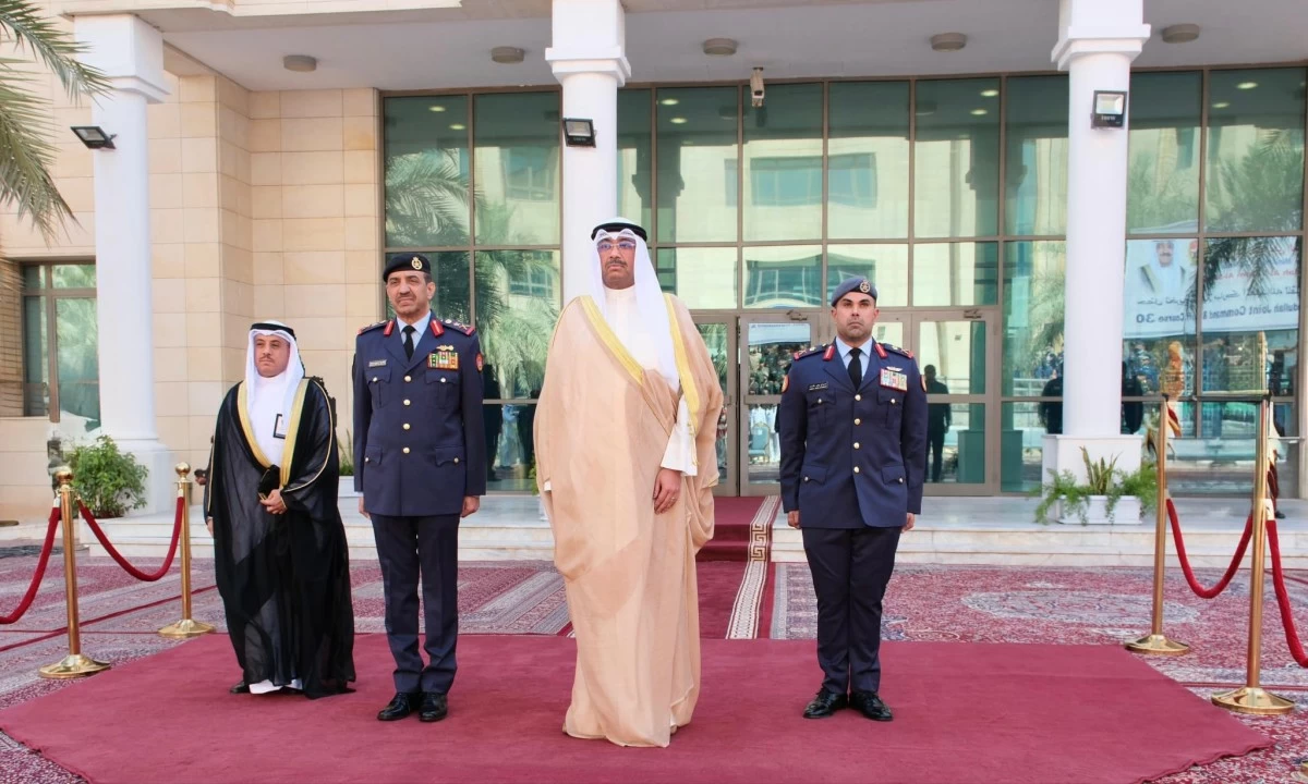 وزير الدفاع يرعى تخريج دورة 'القيادة والأركان': إعداد وتأهيل الضباط القادة وتمكينهم من تحمل المسؤوليات