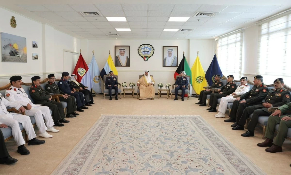 وزير الدفاع يرعى تخريج دورة 'القيادة والأركان': إعداد وتأهيل الضباط القادة وتمكينهم من تحمل المسؤوليات