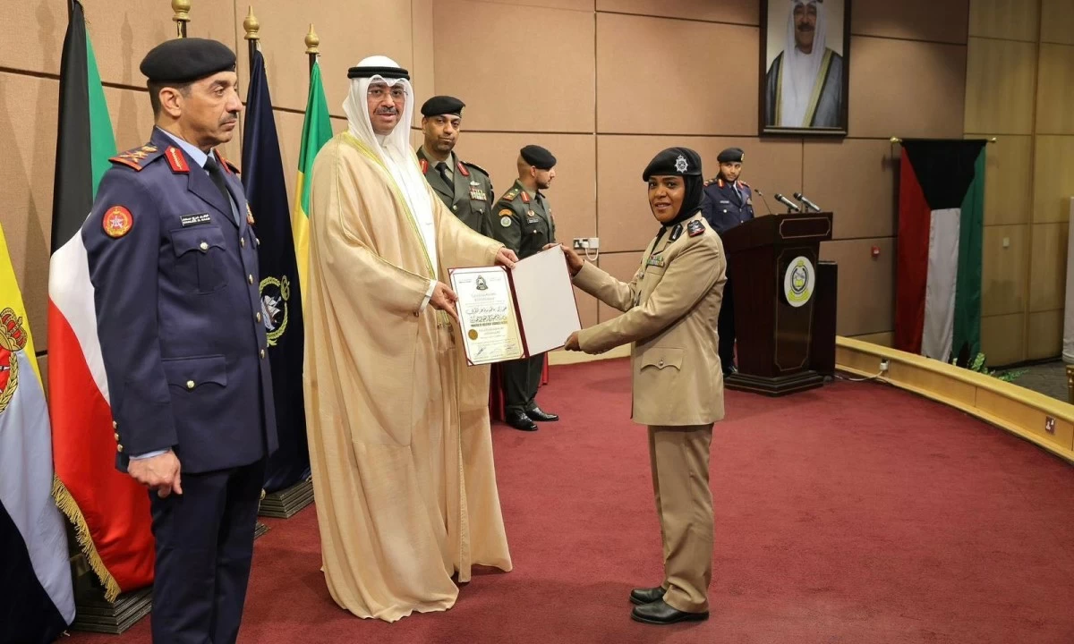 وزير الدفاع يرعى تخريج دورة 'القيادة والأركان': إعداد وتأهيل الضباط القادة وتمكينهم من تحمل المسؤوليات