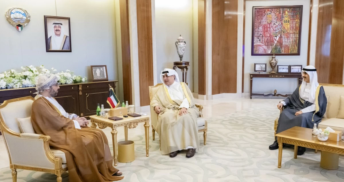 وزير شؤون الديوان الأميري ورئيس ديوان ولي العهد يستقبلان السفير العُمان بمناسبة انتهاء مهام عمله 