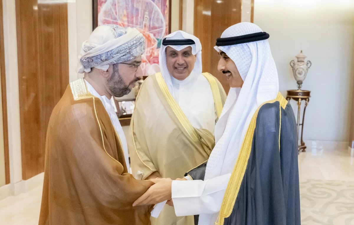 وزير شؤون الديوان الأميري ورئيس ديوان ولي العهد يستقبلان السفير العُمان بمناسبة انتهاء مهام عمله