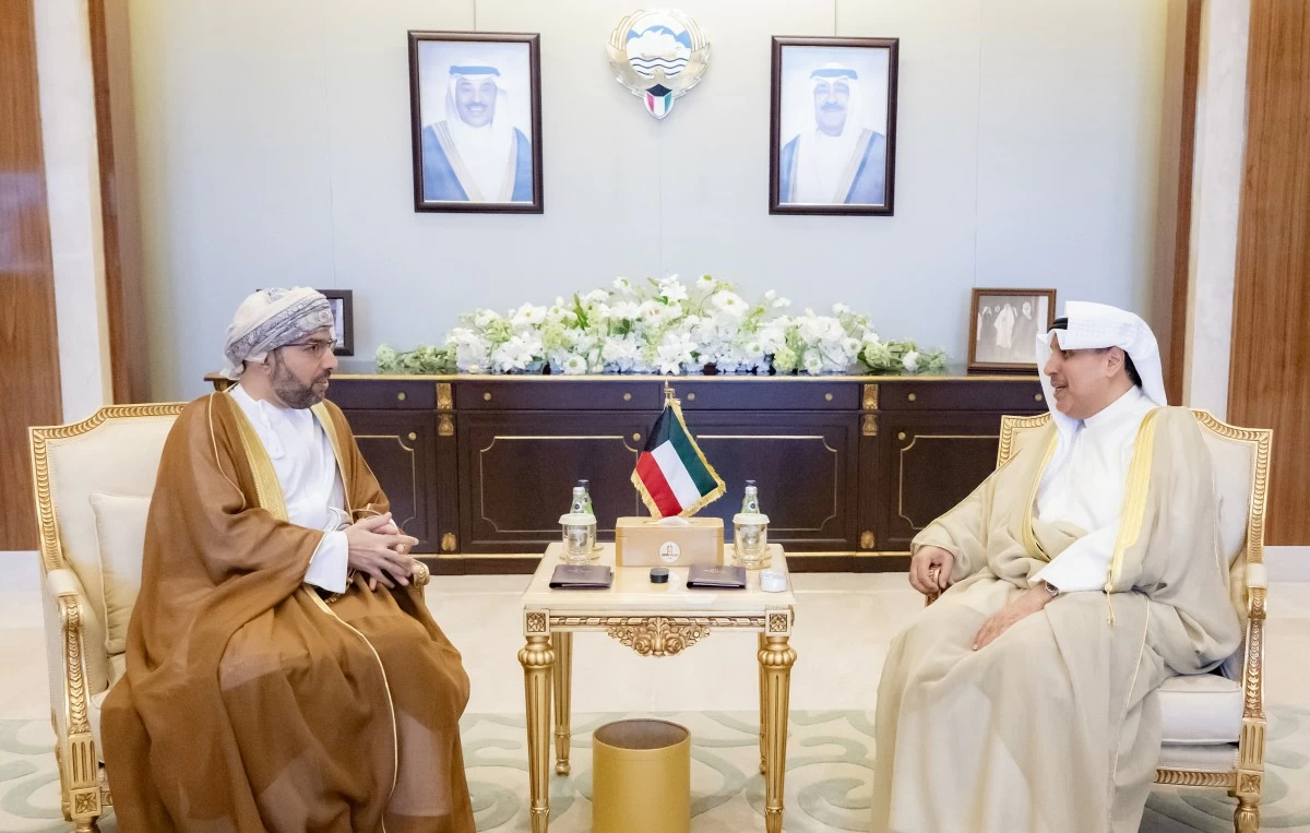 وزير شؤون الديوان الأميري ورئيس ديوان ولي العهد يستقبلان السفير العُمان بمناسبة انتهاء مهام عمله