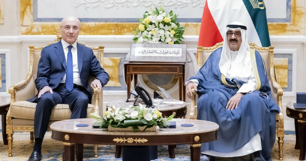 الكويت – سمو الأمير يستقبل وزير الداخلية اللبناني بمناسبة عيد ميلاده