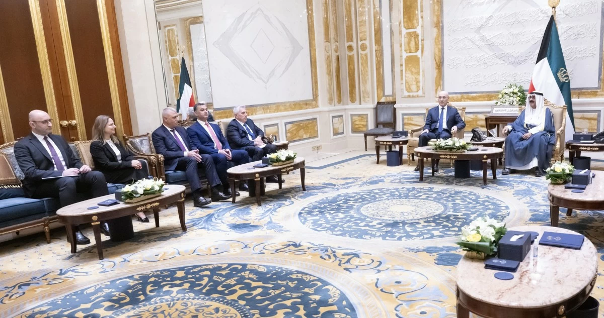 سمو الأمير يستقبل وزير الداخلية اللبناني بمناسبة زيارته الرسمية للبلاد
