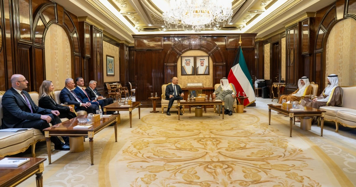 رئيس الوزراء يستقبل وزير الداخلية اللبناني بمناسبة زيارته للبلاد