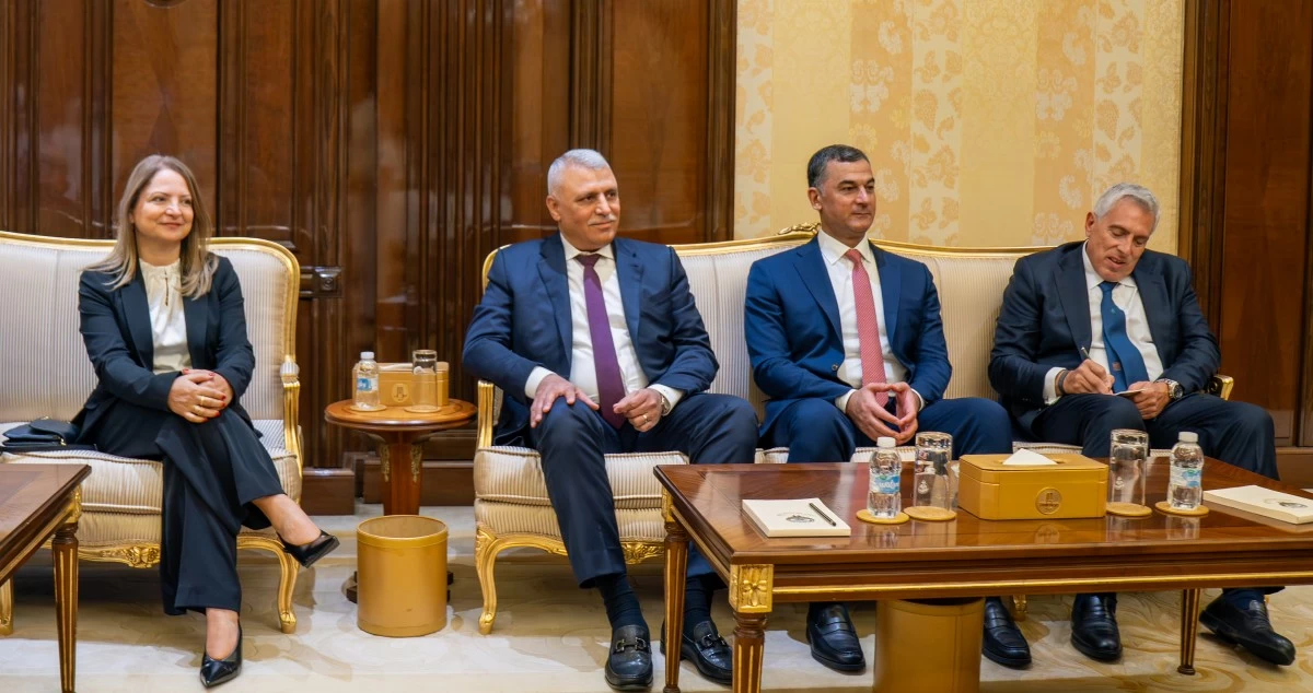 رئيس الوزراء يستقبل وزير الداخلية اللبناني بمناسبة زيارته للبلاد