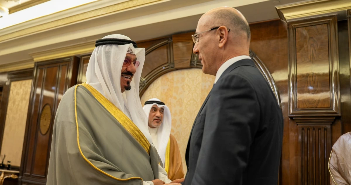 رئيس الوزراء يستقبل وزير الداخلية اللبناني بمناسبة زيارته للبلاد