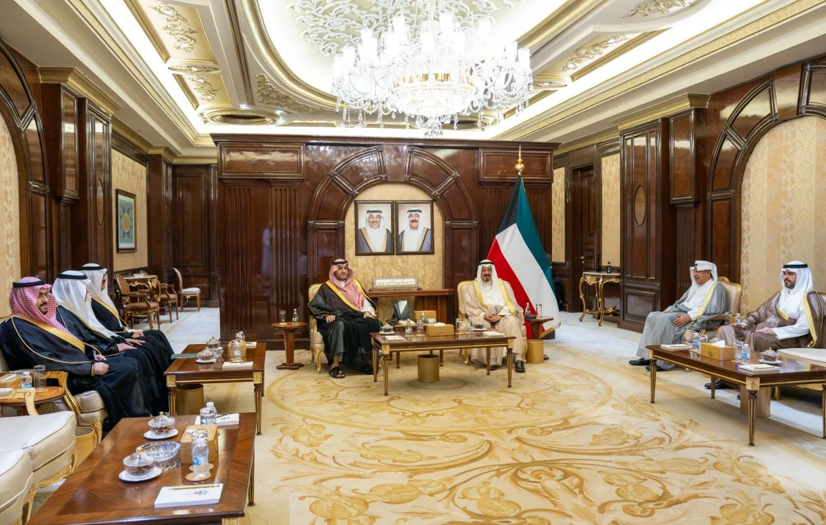 رئيس الوزراء يستقبل وزير الدولة عضو مجلس الوزراء السعودي