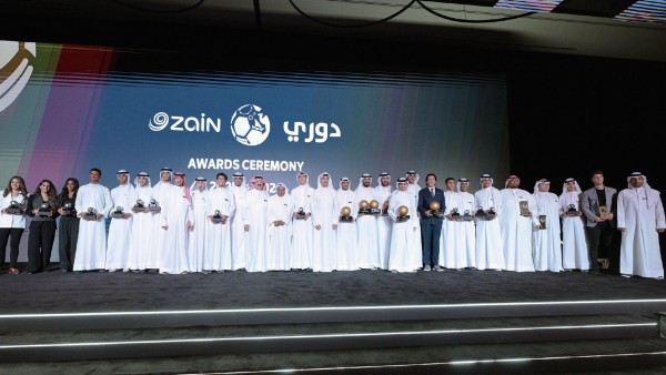 'زين' تحتفي بأبطال الموسم الكروي