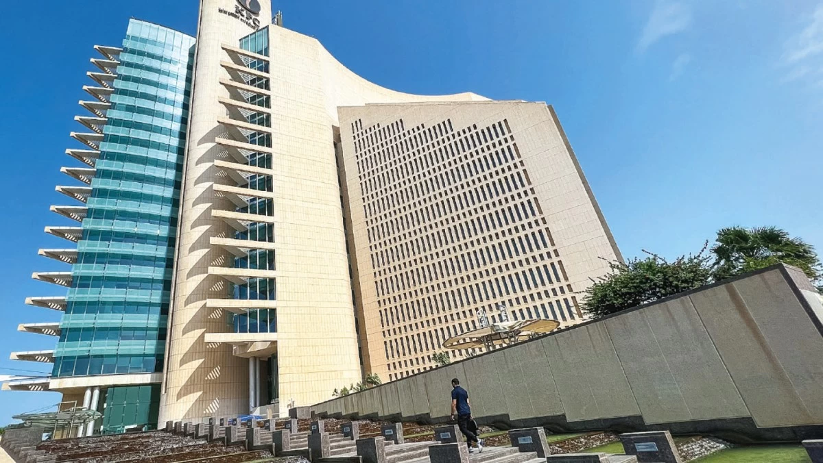 إلغاء نظام تعديل الوضع لعاملي 'البترول'... ووقف منح سيارات