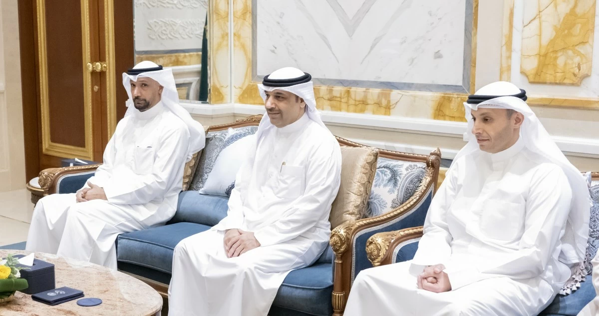 سمو الأمير يستقبل وزير التربية وكبار القياديين والمسؤولين بالوزارة