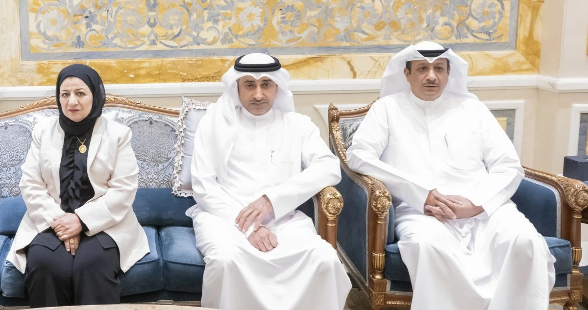 سمو الأمير يستقبل وزير التربية وكبار القياديين والمسؤولين بالوزارة