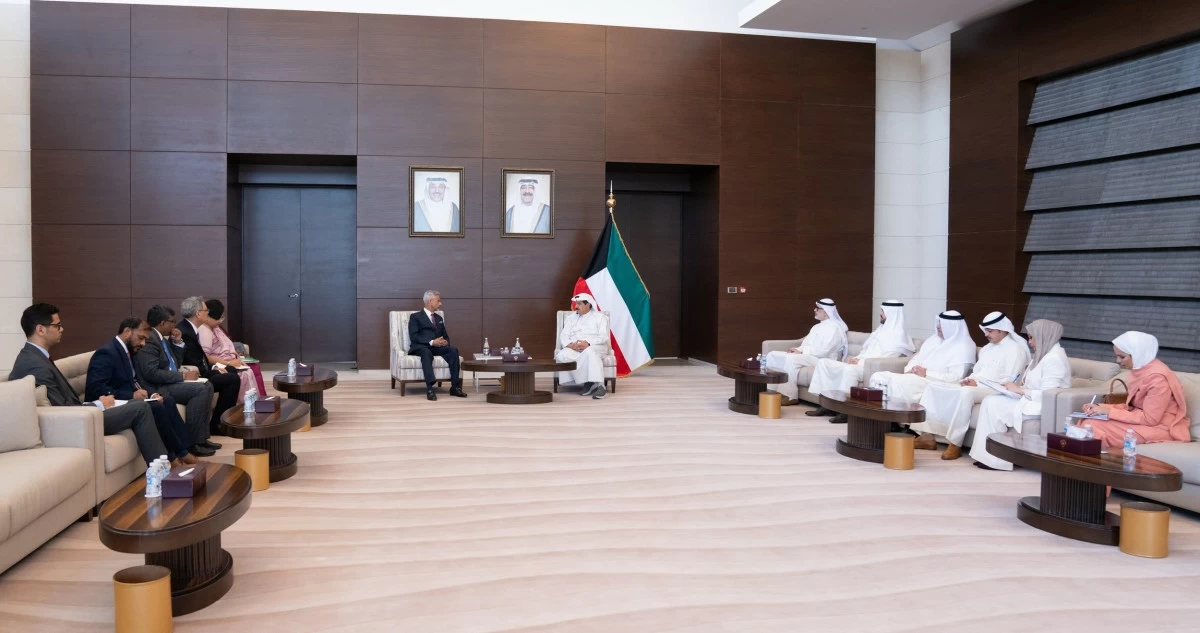 رئيس الوزراء يبحث مع وزير الخارجية الهندي أوجه التعاون والمستجدات الإقليمية والدولية