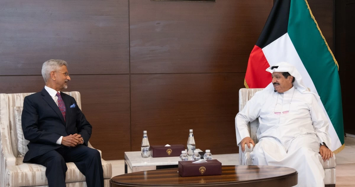 رئيس الوزراء يبحث مع وزير الخارجية الهندي أوجه التعاون والمستجدات الإقليمية والدولية