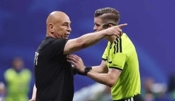 مصر تطالب 'فيفا' بالتحقيق مع حكم مواجهة الأرجنتين واستبعاده من المونديال