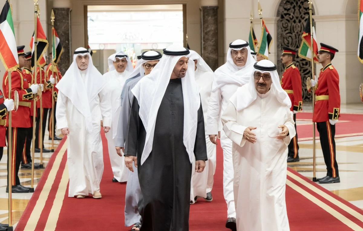 سمو الأمير يستقبل رئيس الإمارات لدى وصوله إلى الكويت في زيارة أخوية