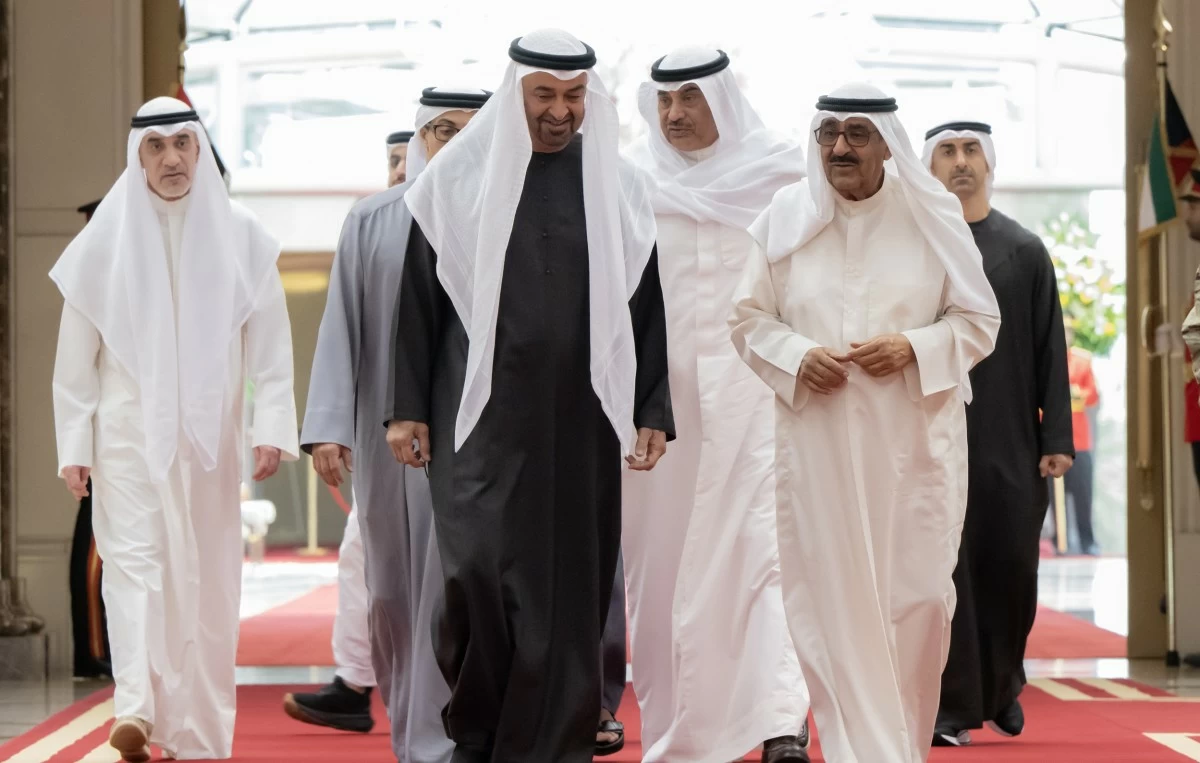 سمو الأمير يستقبل رئيس الإمارات لدى وصوله إلى الكويت في زيارة أخوية