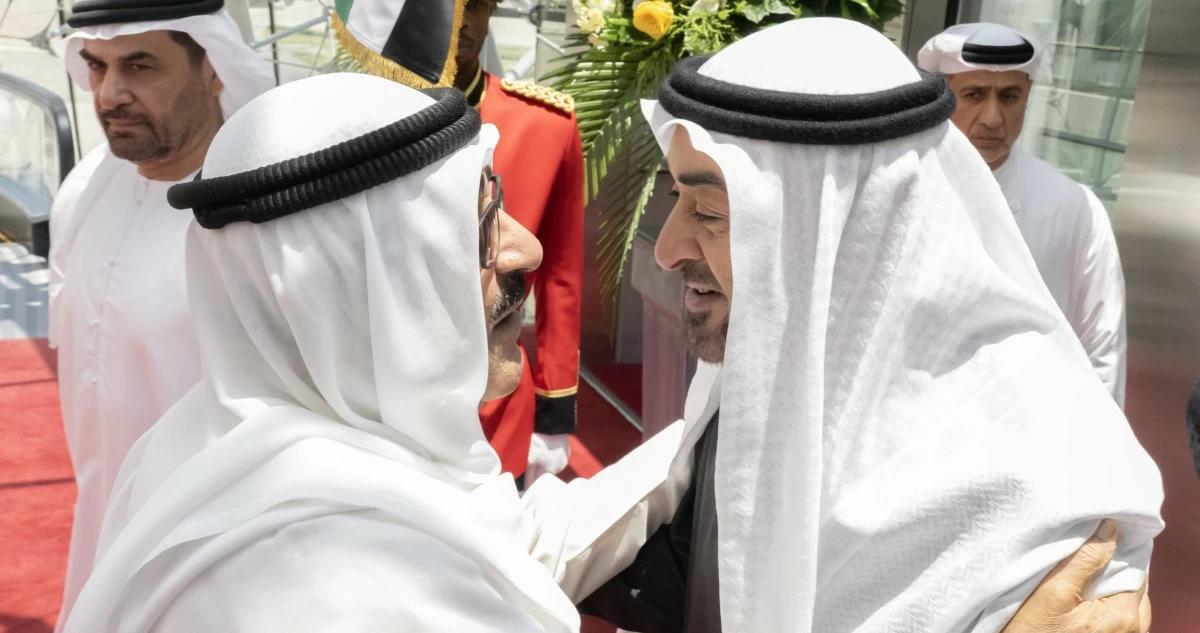 سمو الأمير يستقبل رئيس الإمارات لدى وصوله إلى الكويت في زيارة أخوية