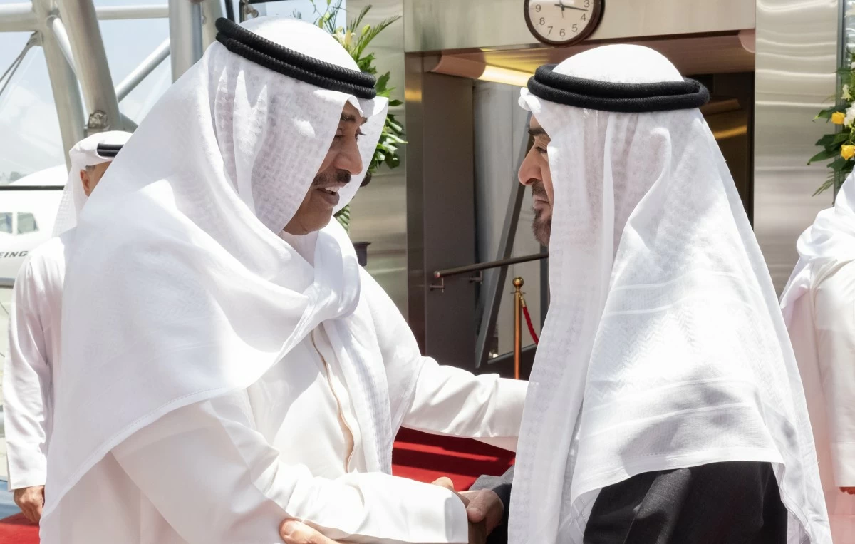 سمو الأمير يستقبل رئيس الإمارات لدى وصوله إلى الكويت في زيارة أخوية