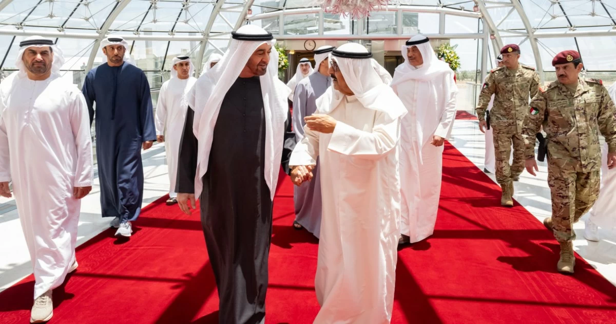 سمو الأمير يستقبل رئيس الإمارات لدى وصوله إلى الكويت في زيارة أخوية
