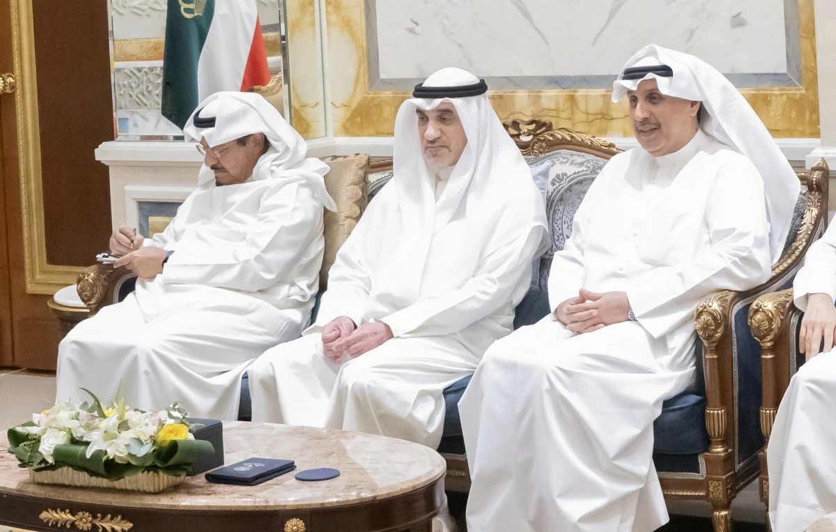 سمو الأمير ورئيس الإمارات يؤكدان دعم كافة المبادرات والجهود الهادفة إلى إرساء روافد السلام والاستقرار في المنطقة