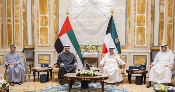 سمو الأمير ورئيس الإمارات يؤكدان دعم كافة المبادرات والجهود الهادفة إلى إرساء روافد السلام والاستقرار في المنطقة