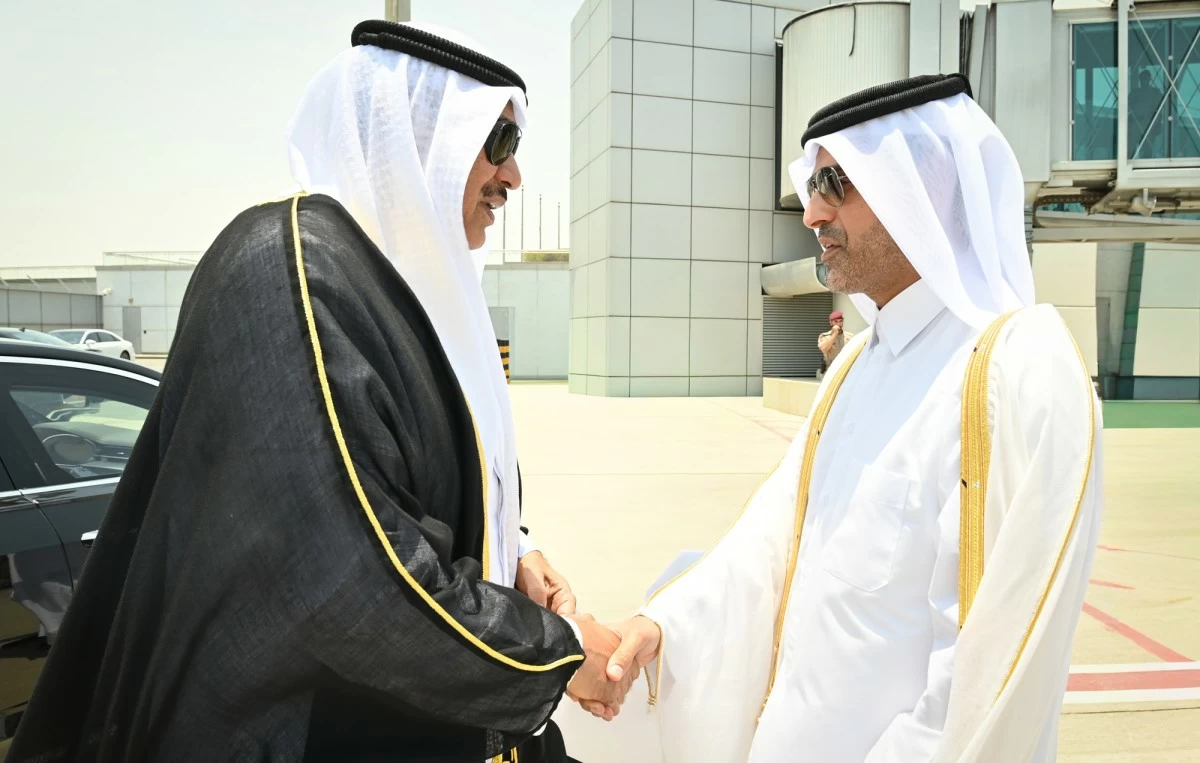 ممثل سمو الأمير ولي العهد يغادر قطر بعد تقديم واجب العزاء في وفاة الأمير الوالد