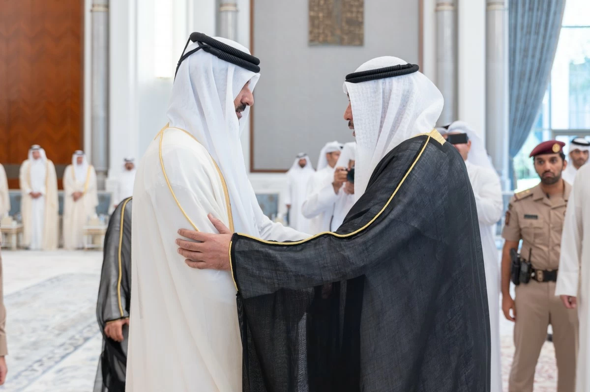 ممثل سمو الأمير ولي العهد يقدم واجب العزاء في وفاة الأمير الوالد الشيخ حمد بن خليفة آل ثاني