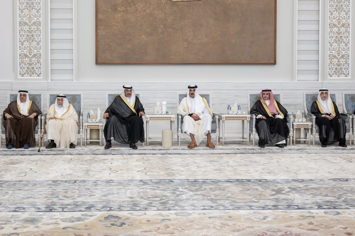ممثل سمو الأمير ولي العهد يقدم واجب العزاء في وفاة الأمير الوالد الشيخ حمد بن خليفة آل ثاني