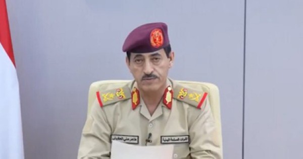 'الدفاع اليمنية': استهدافنا مدرج مطار صنعاء لمنع طائرة إيرانية من الهبوط